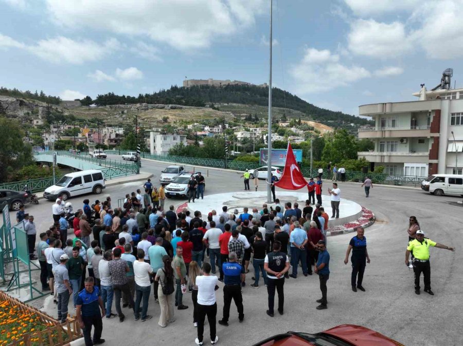 Silifke’de Kaldırılması Tepkilere Neden Olan Anıtın Yerine Türk Bayrağı Konuldu