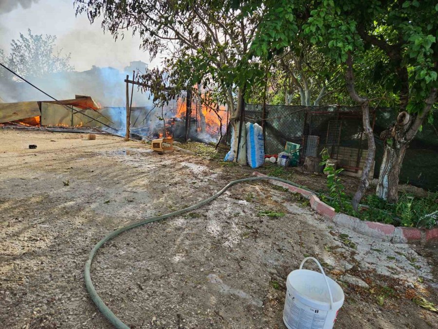 Antalya’da İki Yayla Evi Alevlere Teslim Oldu