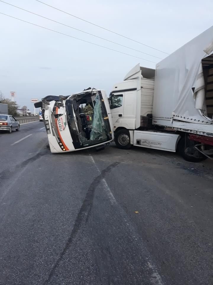 Belediye Otobüsü Ve 2 Tırın Karıştığı Kazada 7 Kişi Yaralandı