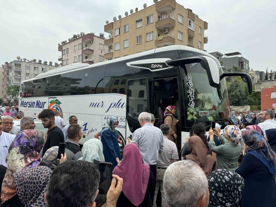 Mersin’den 39 Hacı Adayı Dualar Eşliğinde Kutsal Topraklara Uğurlandı