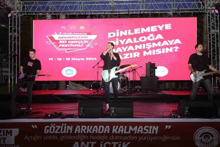 3d Gençlik Festivali’nde Ezel Akay Ve Gürkan Hacır Gençlerle Buluştu