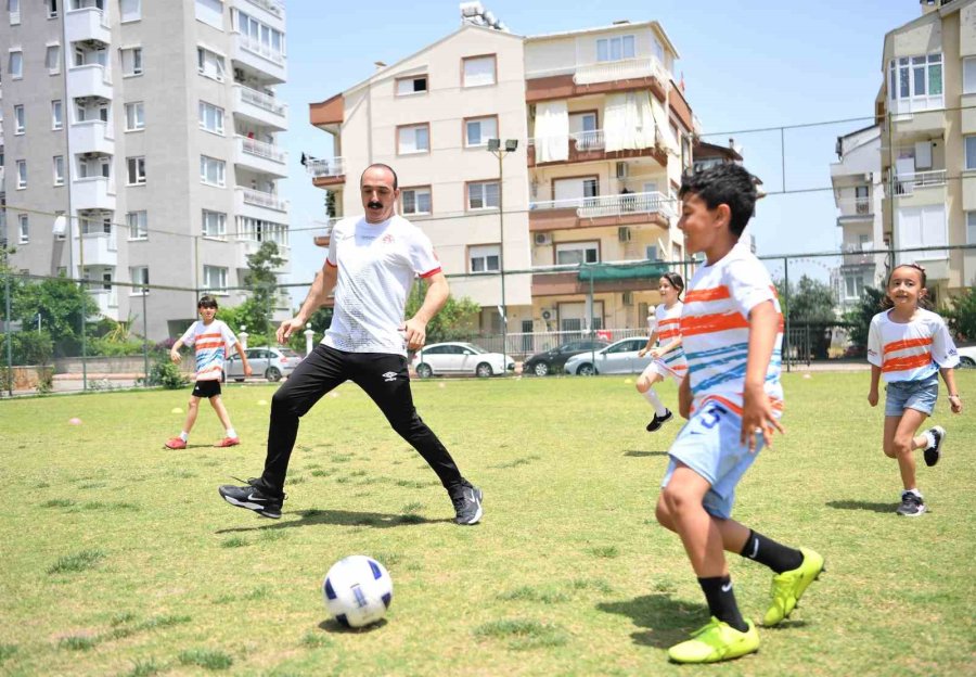 Konyaaltı Belediye Başkanı Cem Kotan, Çocuklarla Futbol Oynadı