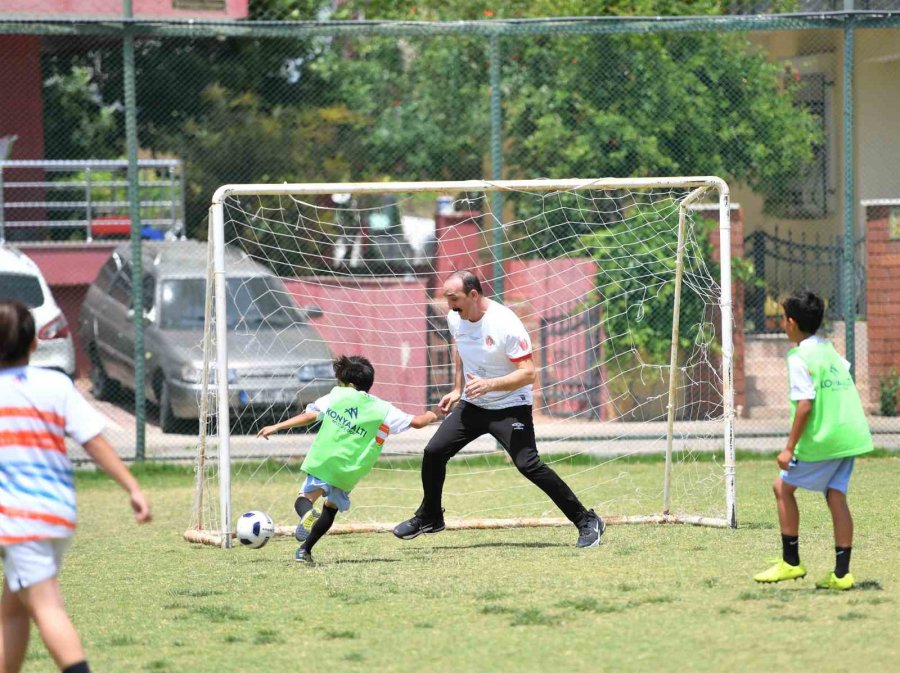 Konyaaltı Belediye Başkanı Cem Kotan, Çocuklarla Futbol Oynadı