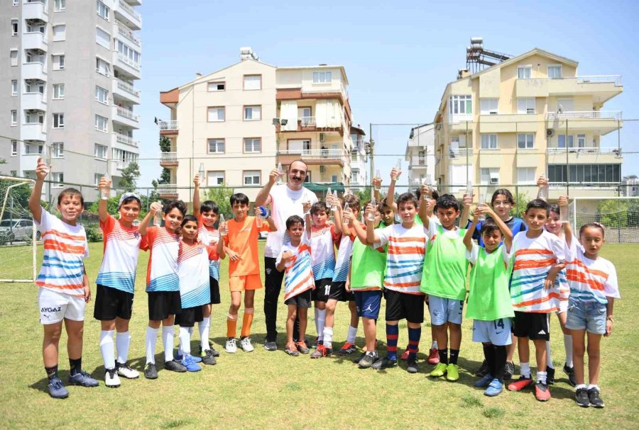 Konyaaltı Belediye Başkanı Cem Kotan, Çocuklarla Futbol Oynadı