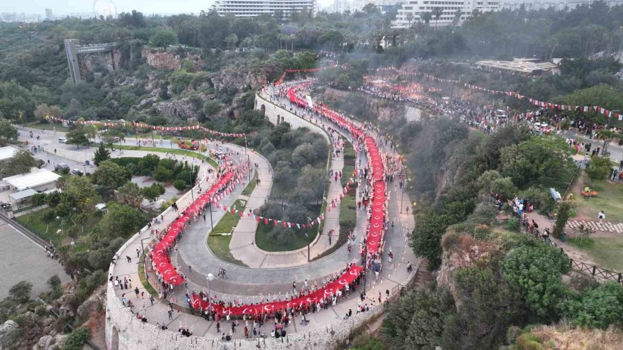 Binlerce Kişi 400 Metrelik Türk Bayrağı Eşliğinde Yürüdü