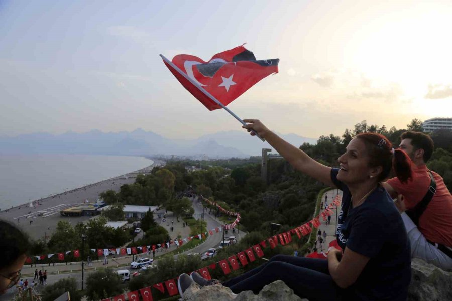 Binlerce Kişi 400 Metrelik Türk Bayrağı Eşliğinde Yürüdü