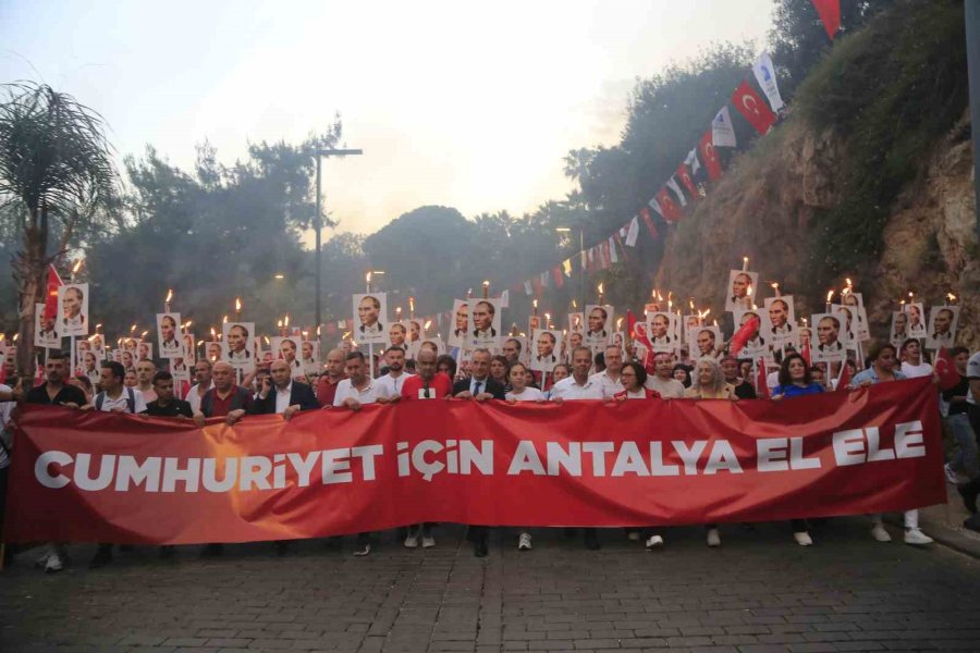 Binlerce Kişi 400 Metrelik Türk Bayrağı Eşliğinde Yürüdü