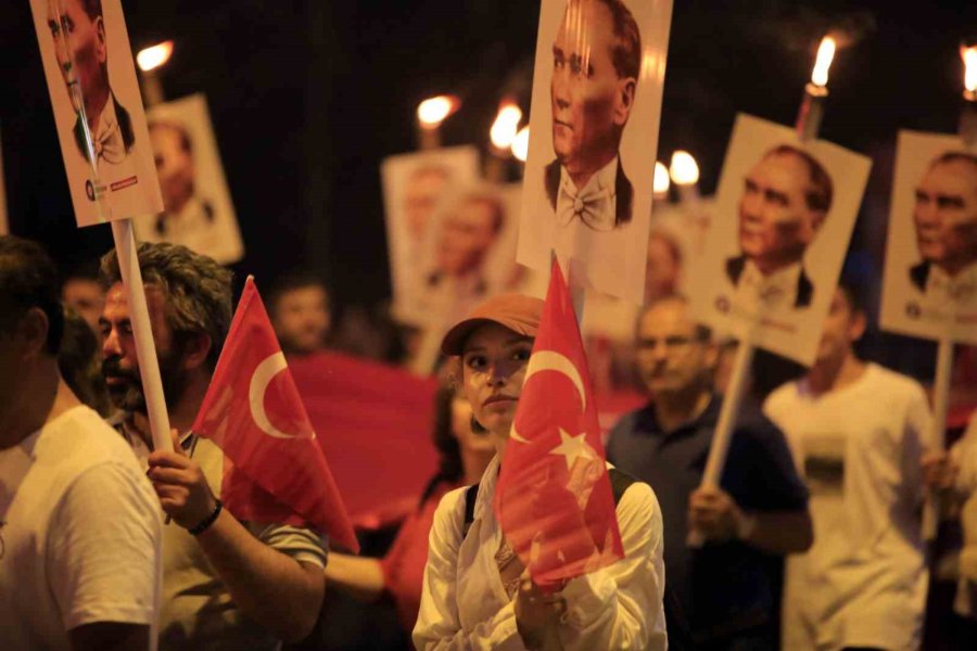 Binlerce Kişi 400 Metrelik Türk Bayrağı Eşliğinde Yürüdü