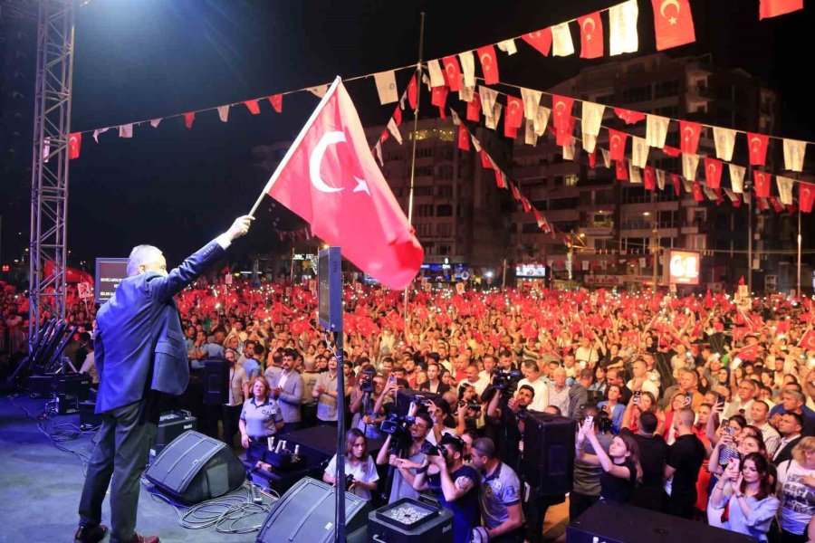 Binlerce Kişi 400 Metrelik Türk Bayrağı Eşliğinde Yürüdü