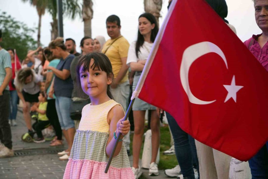 Binlerce Kişi 400 Metrelik Türk Bayrağı Eşliğinde Yürüdü