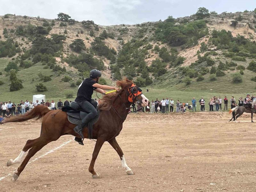 At Üzerinde Cirit Atarak Spor Bayramı Kutladılar