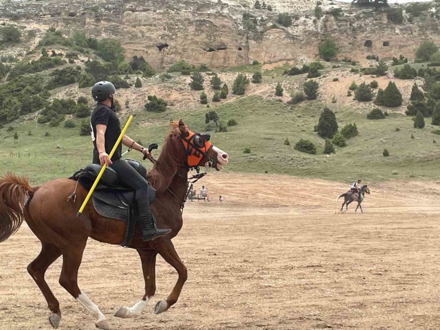 At Üzerinde Cirit Atarak Spor Bayramı Kutladılar