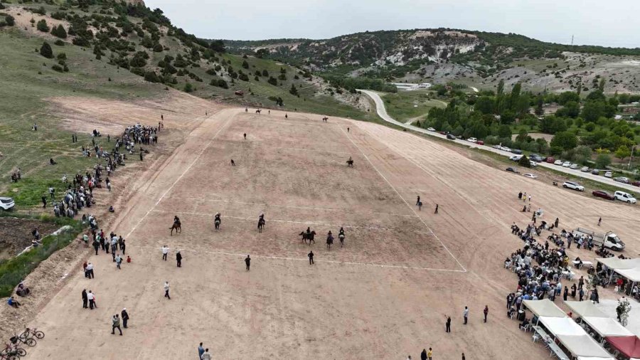 At Üzerinde Cirit Atarak Spor Bayramı Kutladılar