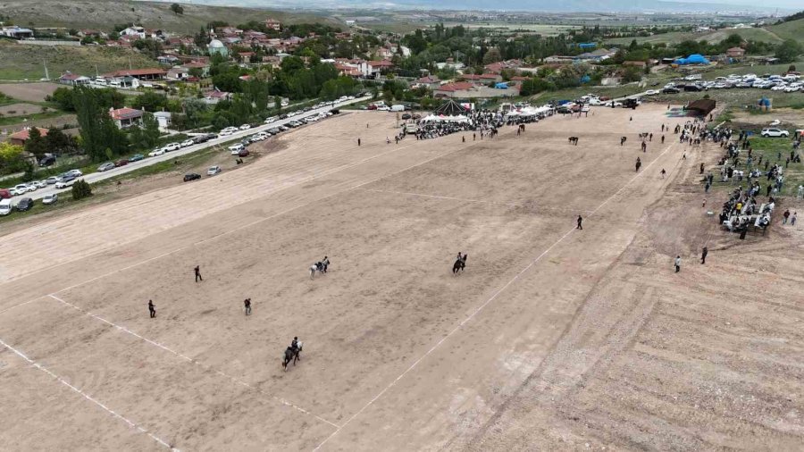 At Üzerinde Cirit Atarak Spor Bayramı Kutladılar