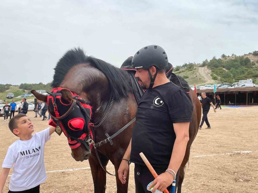 At Üzerinde Cirit Atarak Spor Bayramı Kutladılar