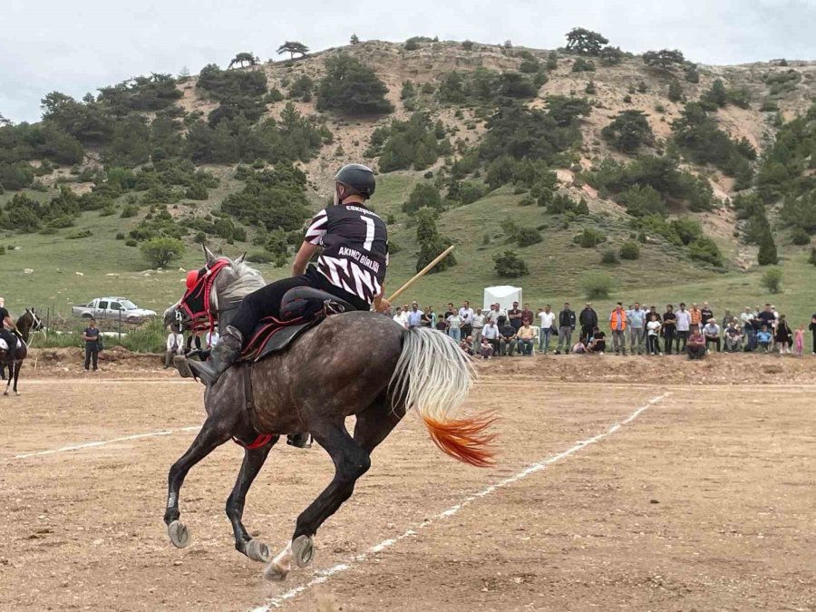 At Üzerinde Cirit Atarak Spor Bayramı Kutladılar