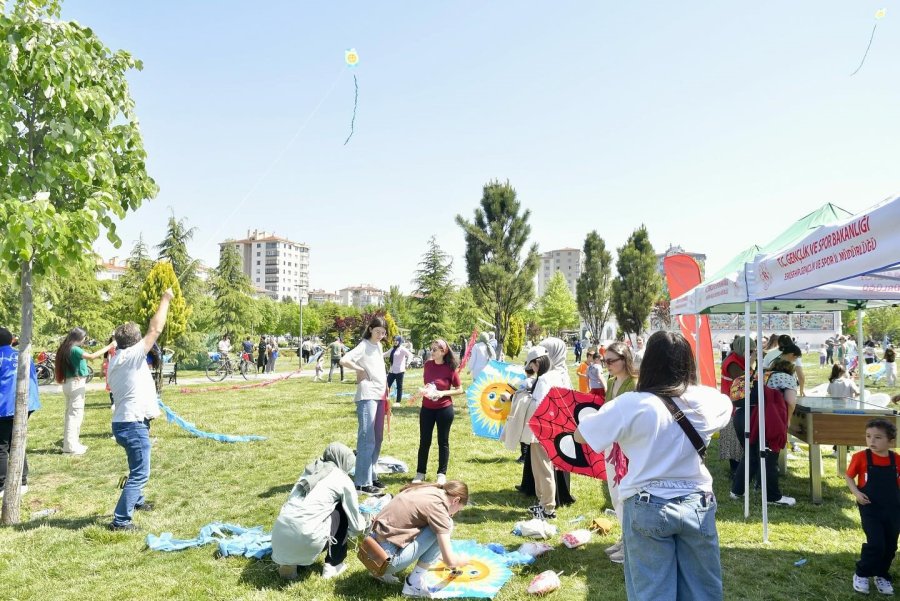 Eskişehir Gençlik Ve Spor İl Müdürlüğü Gençlik Şenliği Düzenledi