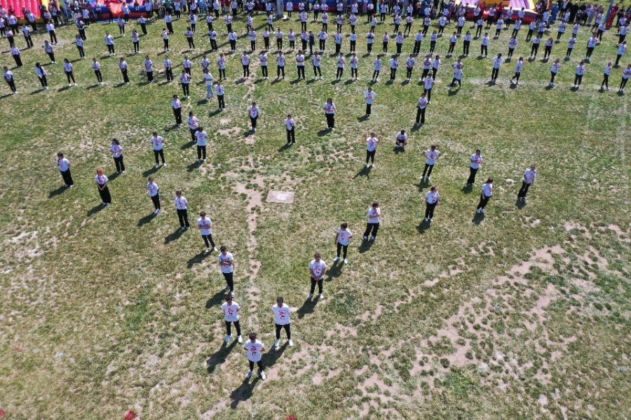 500 Öğrenciden Ay-yıldızlı ‘zeybek’ Gösterisi