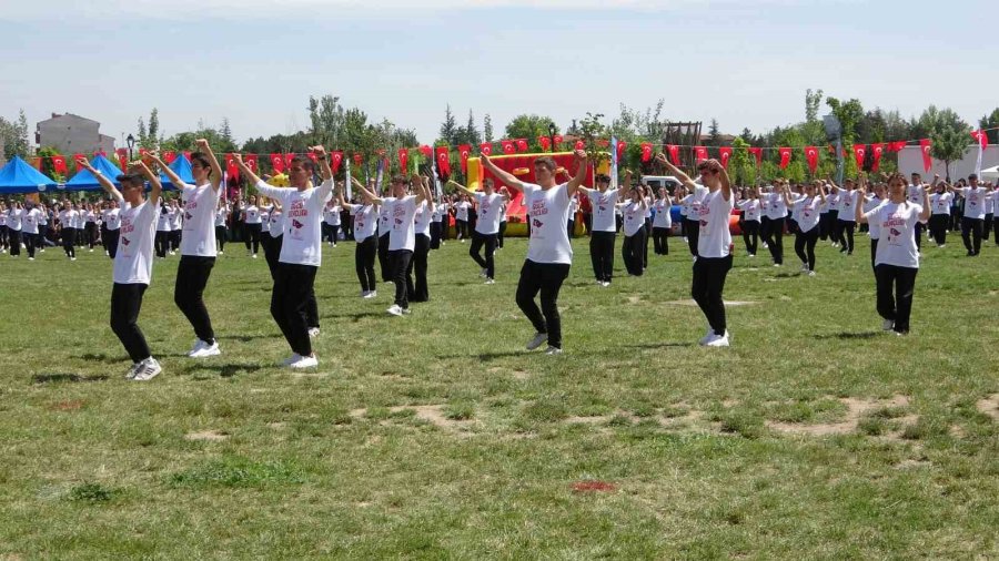 500 Öğrenciden Ay-yıldızlı ‘zeybek’ Gösterisi