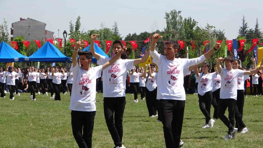 500 Öğrenciden Ay-yıldızlı ‘zeybek’ Gösterisi