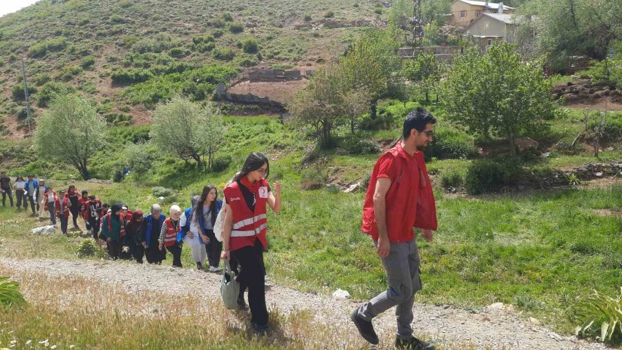 Gençlik Haftasında Çiçeklerin İçinde Doğa Yürüyüşü