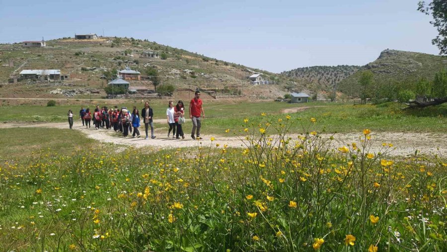 Gençlik Haftasında Çiçeklerin İçinde Doğa Yürüyüşü