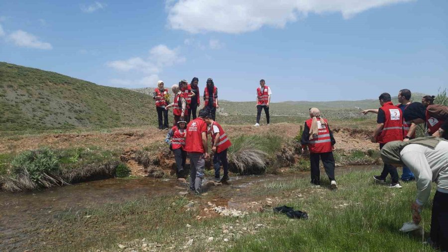 Gençlik Haftasında Çiçeklerin İçinde Doğa Yürüyüşü