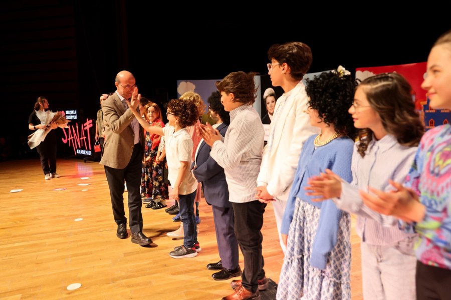 Selçuklu Sanat Akademisi Öğrencileri "paldır Güldür Şov" İsimli Tiyatro Gösterisi Sahneledi
