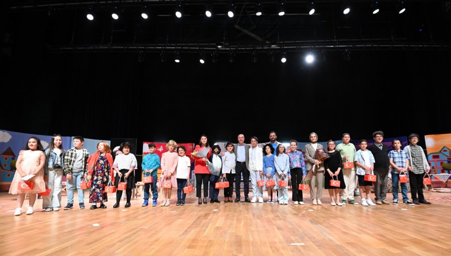 Selçuklu Sanat Akademisi Öğrencileri "paldır Güldür Şov" İsimli Tiyatro Gösterisi Sahneledi