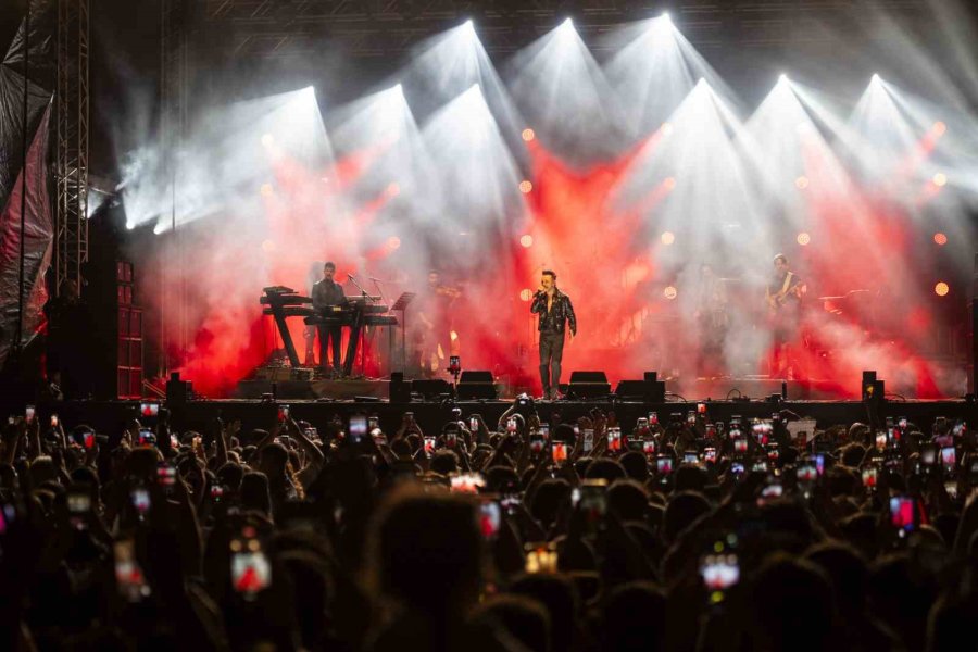 ’mabel Matiz Ve Manuş Baba’ Mersin’de Konser Verdi