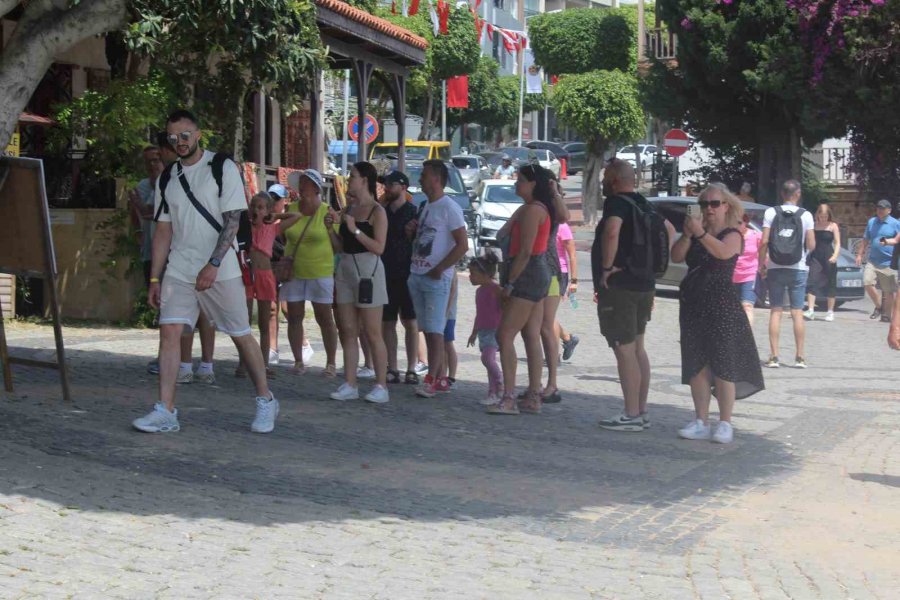 Fransız Bayraklı 214 Yolcu Taşıyan Gemi Alanya’ya Geldi