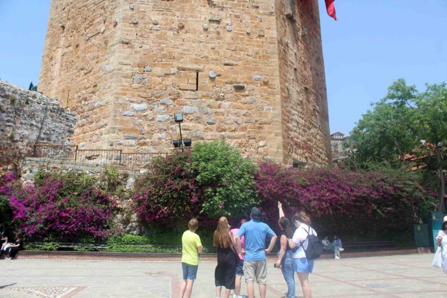 Fransız Bayraklı 214 Yolcu Taşıyan Gemi Alanya’ya Geldi