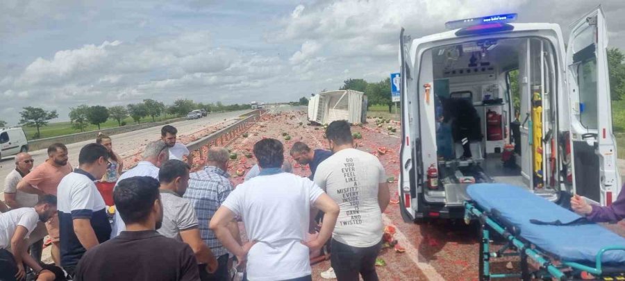 Kamyonet Devrildi, Kasadaki Karpuzlar Yola Saçıldı: 2 Yaralı