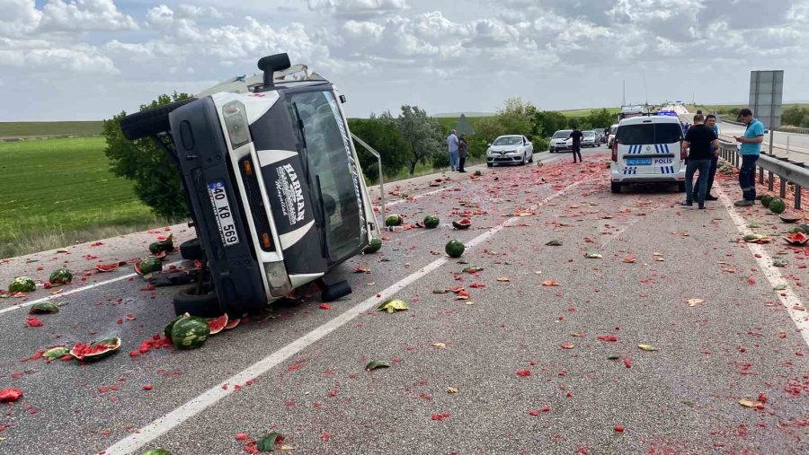 Kamyonet Devrildi, Kasadaki Karpuzlar Yola Saçıldı: 2 Yaralı