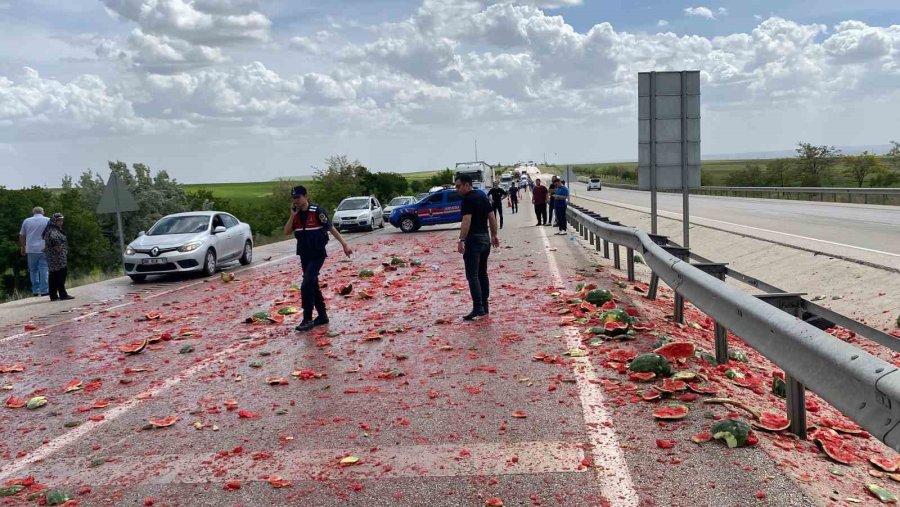 Kamyonet Devrildi, Kasadaki Karpuzlar Yola Saçıldı: 2 Yaralı