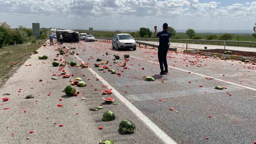 Kamyonet Devrildi, Kasadaki Karpuzlar Yola Saçıldı: 2 Yaralı