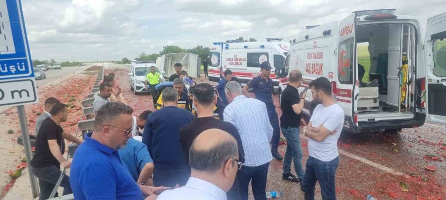 Kamyonet Devrildi, Kasadaki Karpuzlar Yola Saçıldı: 2 Yaralı