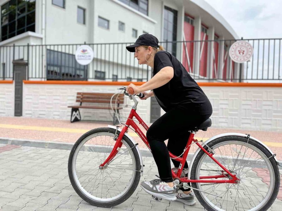 Tarsus’ta Kadınlar Bisiklet Öğreniyor