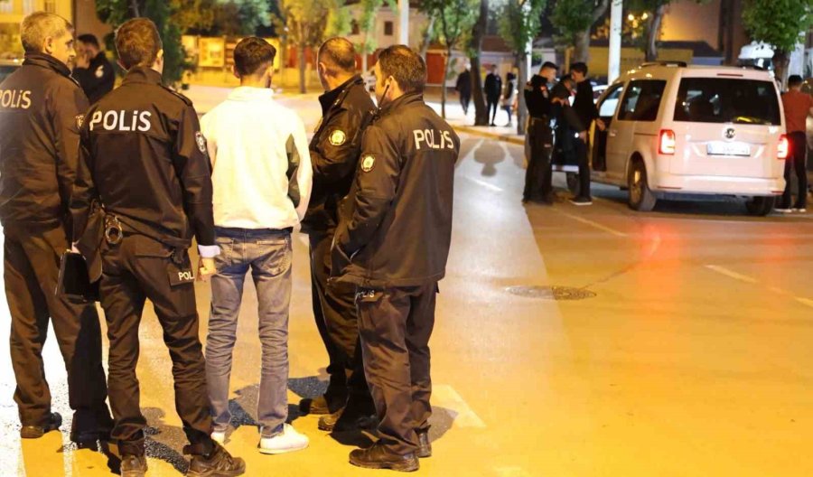 Ruhsatsız Tabanca İle Yakalandı, Kelepçe Takılınca Gülerek Polis Aracına Gitti
