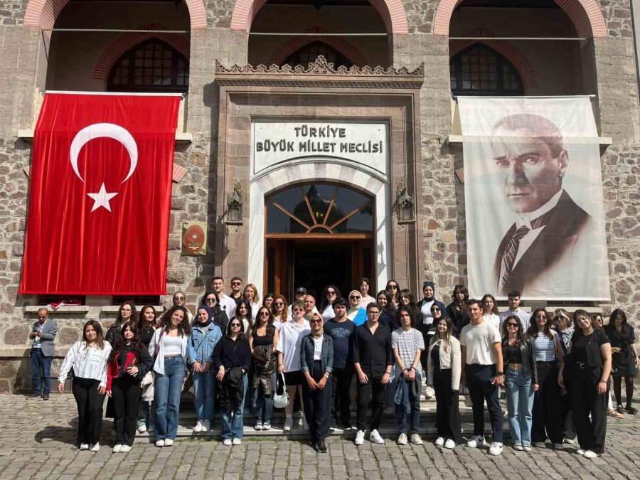 Antalya Büyükşehir Belediyesi Öğrenci Yurtlarında Kalan Gençler Anıtkabir’i Ziyaret Etti