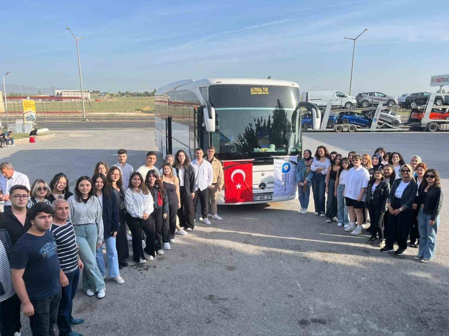 Antalya Büyükşehir Belediyesi Öğrenci Yurtlarında Kalan Gençler Anıtkabir’i Ziyaret Etti