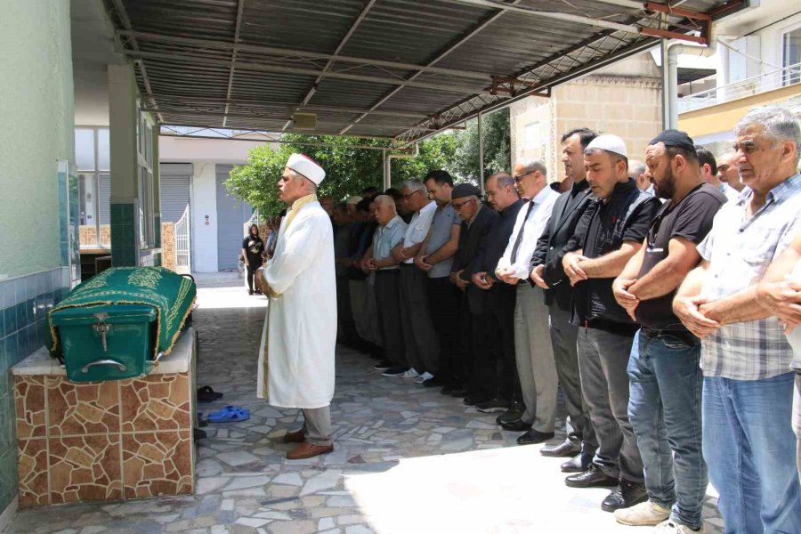 Okul Müdürünün Darp Ettiği Yaşlı Adam Gözyaşları Arasında Son Yolculuğuna Uğurlandı