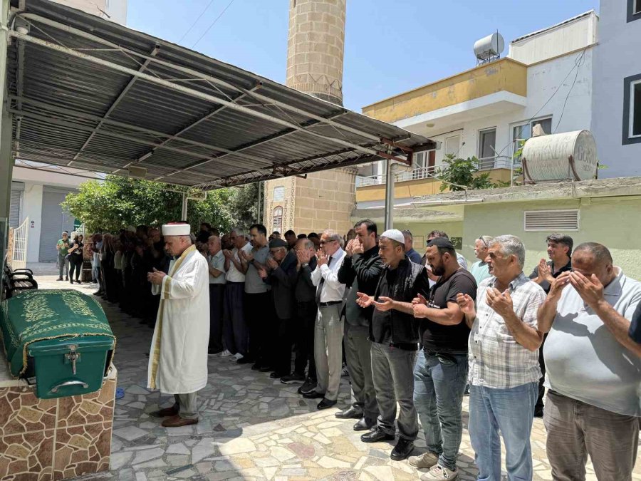 Okul Müdürünün Darp Ettiği Yaşlı Adam Gözyaşları Arasında Son Yolculuğuna Uğurlandı