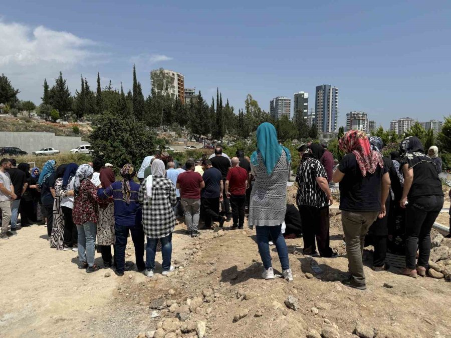 Okul Müdürünün Darp Ettiği Yaşlı Adam Gözyaşları Arasında Son Yolculuğuna Uğurlandı