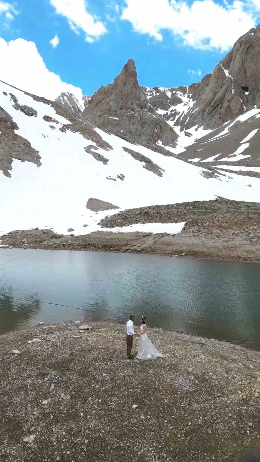 Niğdeli Dağcı Çift, Fotoğraf Çekimi İçin Gelinlik Ve Damatlıkla 14 Kilometre Tırmandı