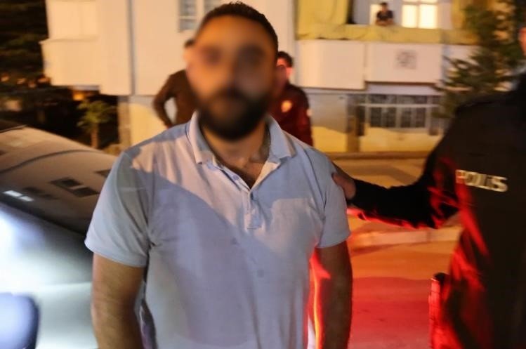 Ruhsatsız Tabanca İle Yakalandı, Kelepçe Takılınca Gülerek Polis Aracına Gitti