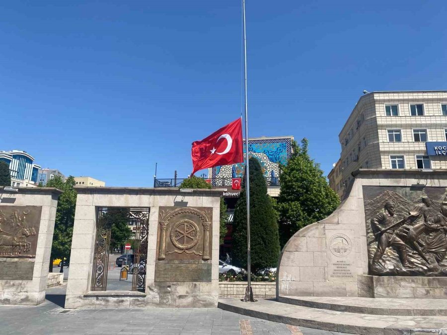 İç Anadolu’da Bayraklar Yarıya İndirildi