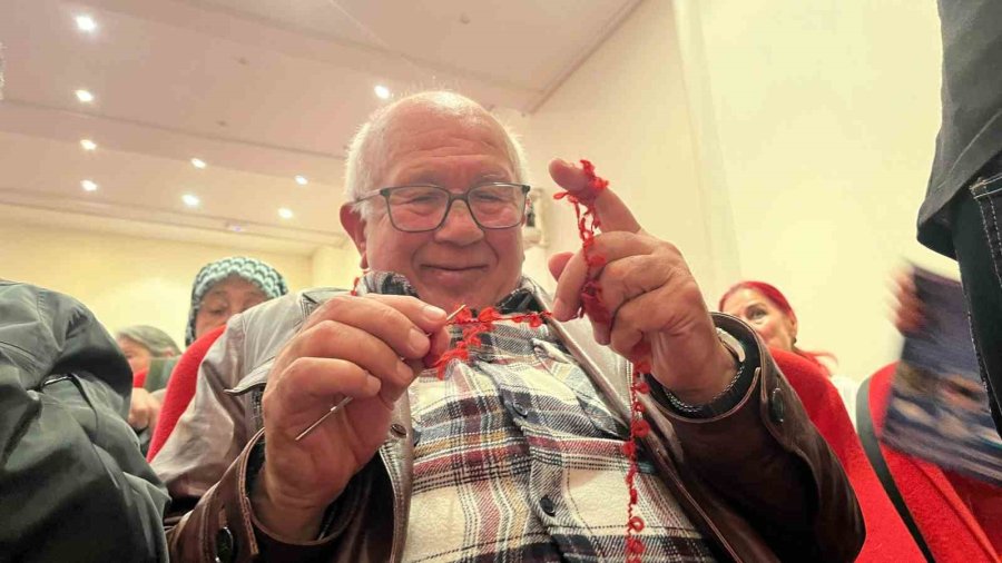 60 Yaş Üzeri Erkekler Alzaymırı Örgü Örerek Yeniyor