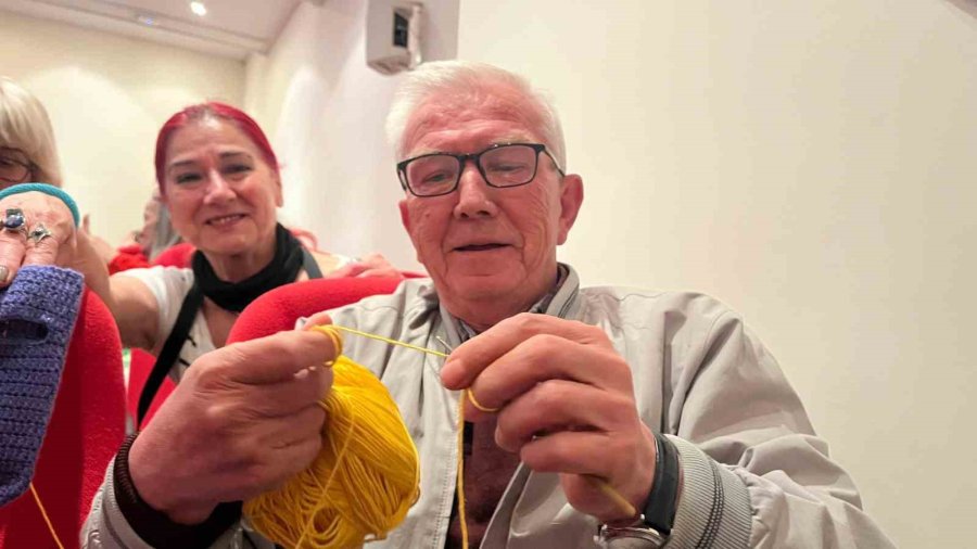 60 Yaş Üzeri Erkekler Alzaymırı Örgü Örerek Yeniyor