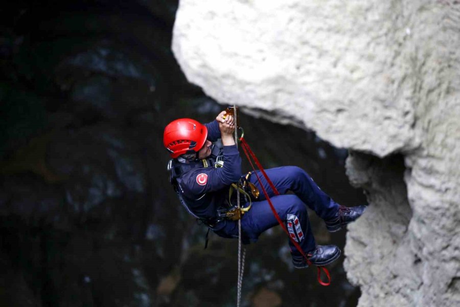 Ateş Savaşçılarının Kurtarma Tatbikatı Komandoları Aratmadı